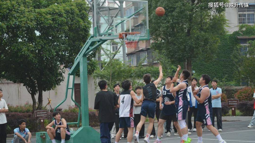 篮球比赛中发生了一场激烈的对抗