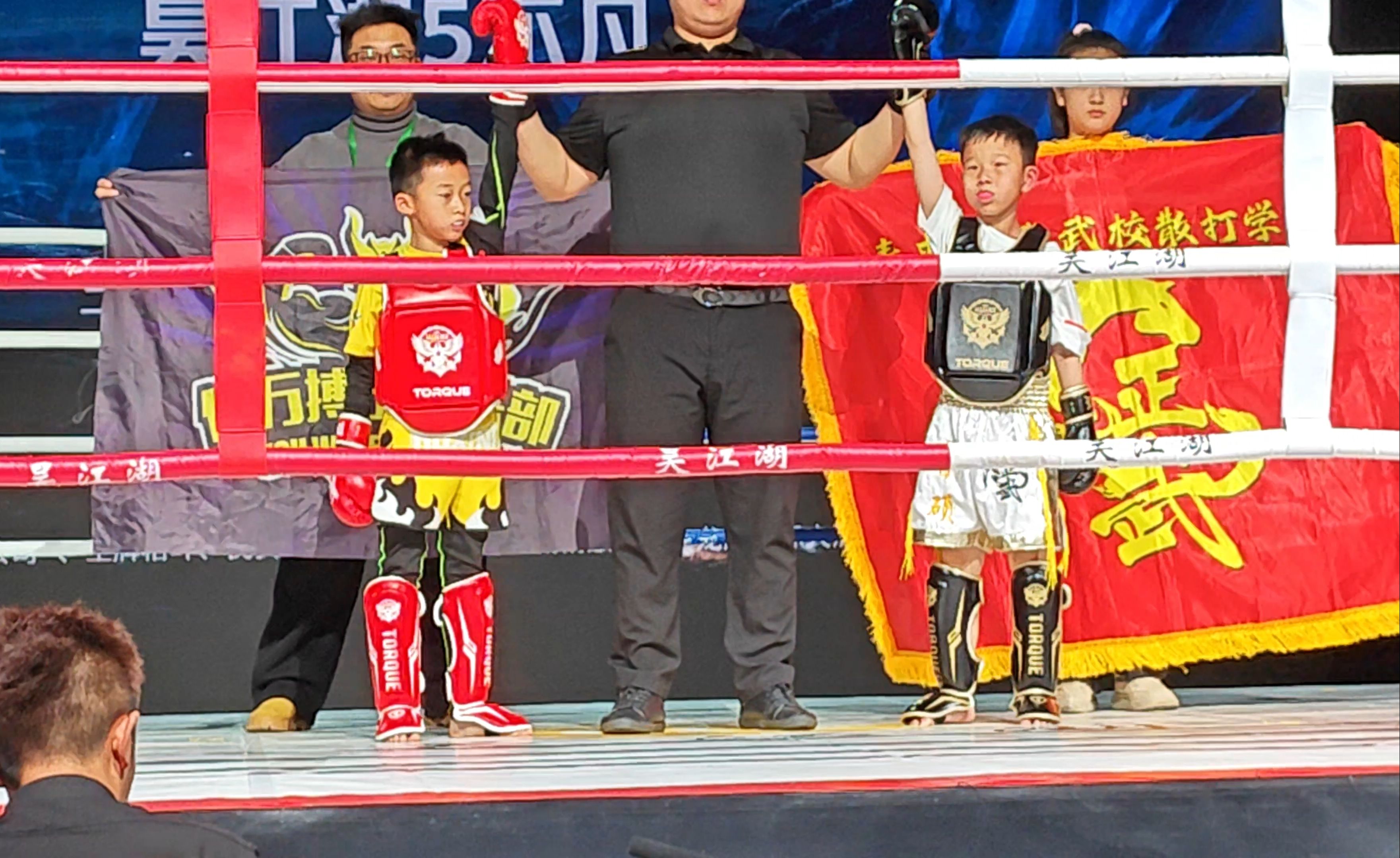 武术选手实力战胜对手，一鸣惊人！