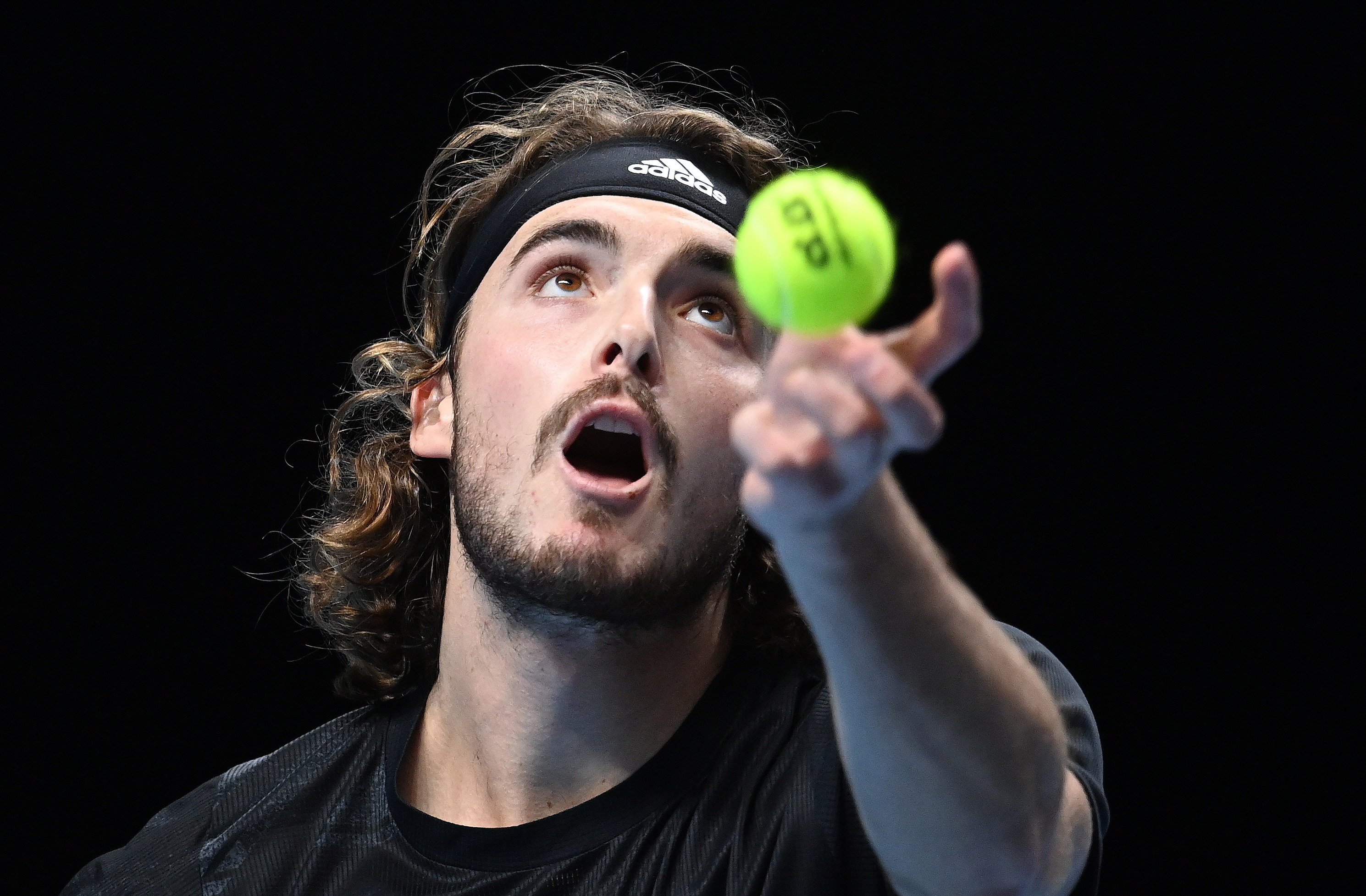 年终总决赛险胜美网,西西帕斯高光表现 年终总决赛险胜美网,西西帕斯高光表现