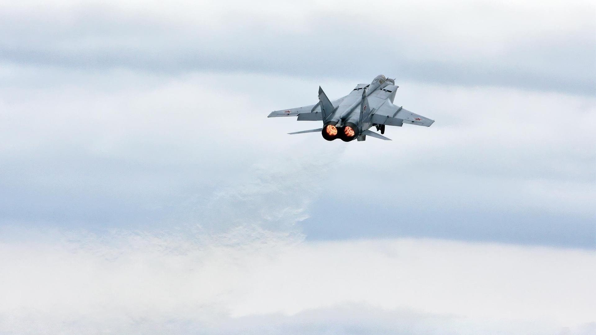 绿茵与地板的交响，恩比德的制胜一击如何照亮了那个意甲之夜