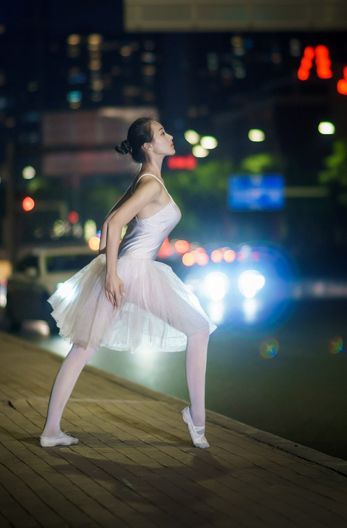 绿茵与地板的交响，恩比德的制胜一击如何照亮了那个意甲之夜